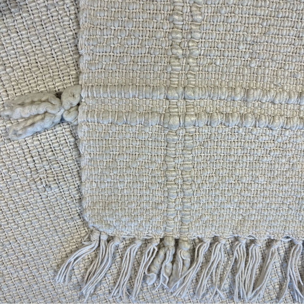 Textured cotton/acrylic Throw Blanket with fringe is 60 x 48“ - Picture 6 of 10